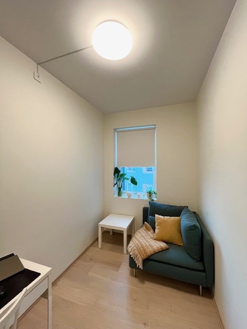 Soverom 2. Dagens leietager har brukt dette som gjesterom og kontor. Det er plass til en dobbeltseng.